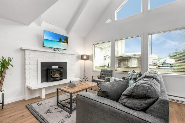 Living room and fireplace in Tidal House Chalet 1.