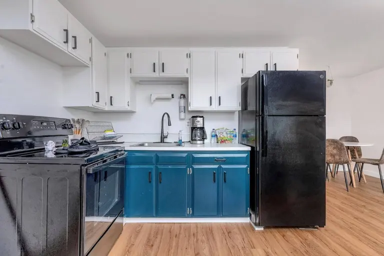 Blue and white kitchen in Tidal House Chalet 1.