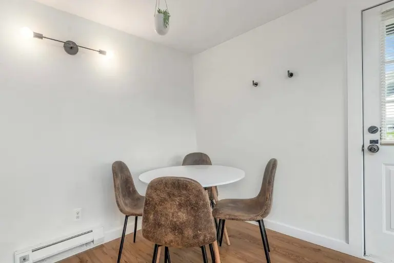 Dining nook in Tidal House Chalet 1.