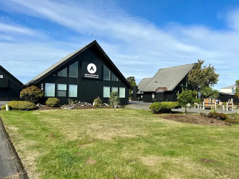 Exterior of the Tidal House chalet property.