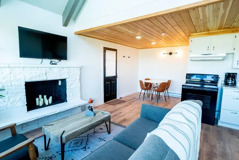 Living room and kitchen in Tidal House Chalet 10.