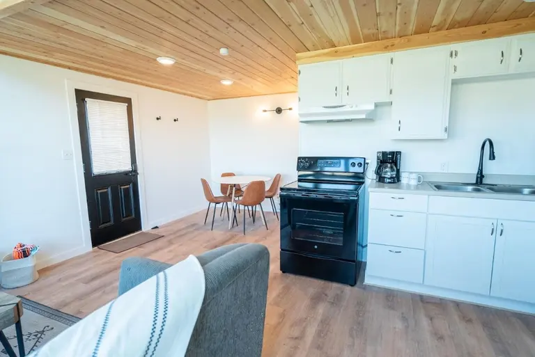 Dining area and kitchen in Tidal House Chalet 10.