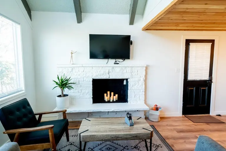 Living room and fireplace in Tidal House Chalet 10.