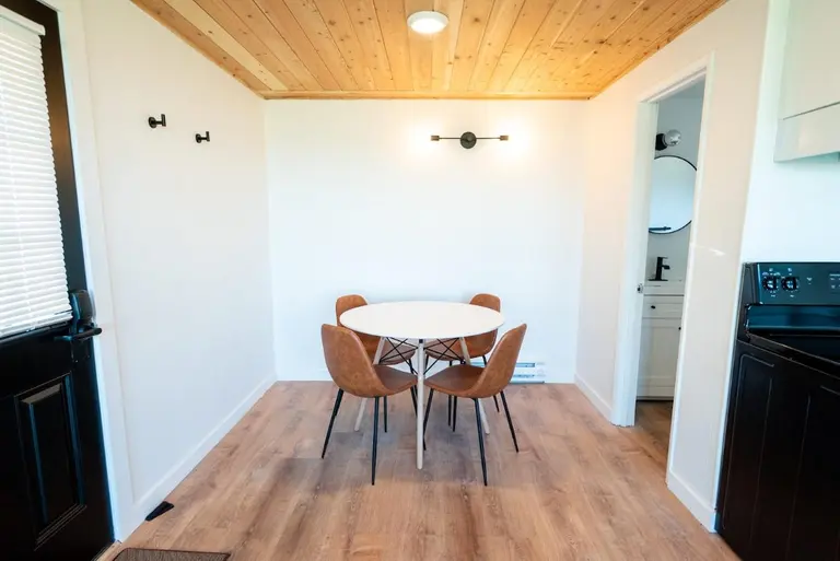 Dining nook in Tidal House Chalet 10.