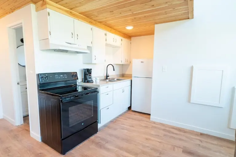 Full kitchen in Tidal House Chalet 10.