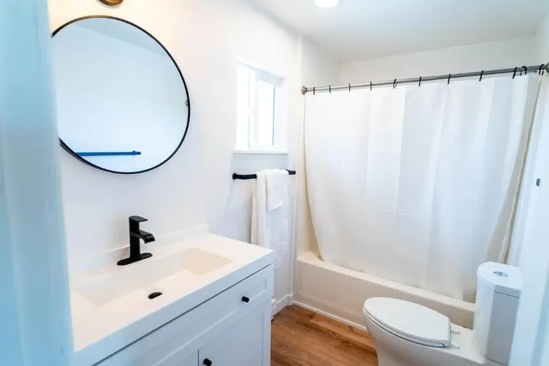 Bathroom with a tub and vanity in Tidal House Chalet 10.