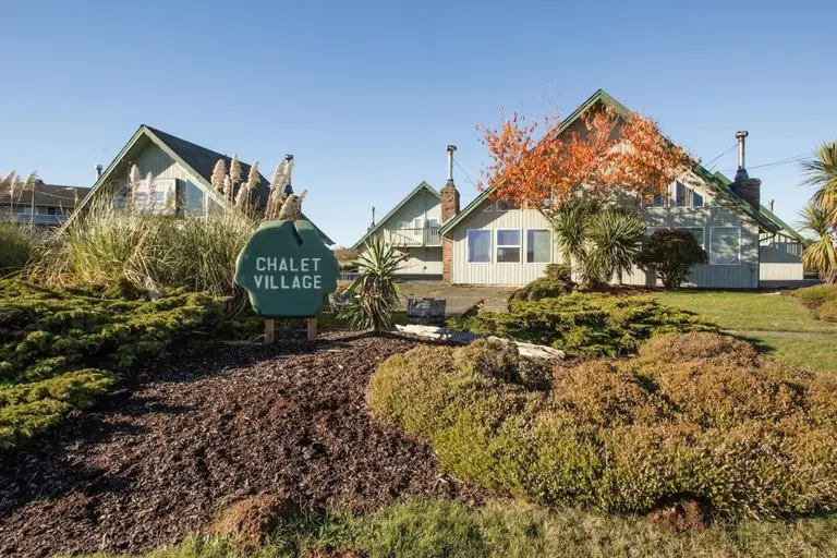 Tidal House chalet property sign and common grounds.