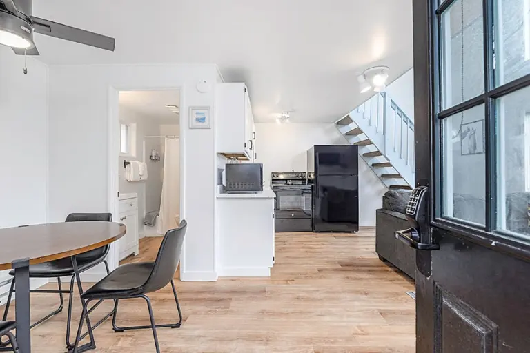 Dining area and open kitchen in Tidal House Chalet 2.