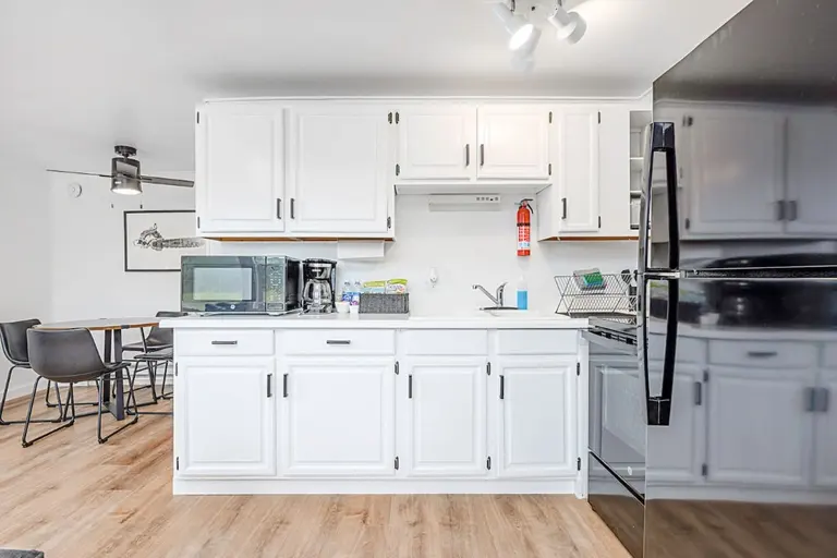 Full kitchen in Tidal House Chalet 2.