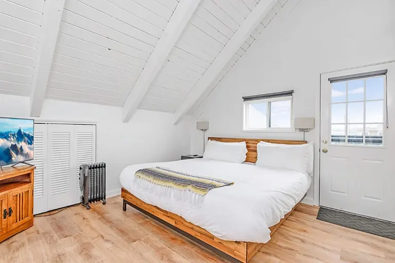Upstairs bedroom in Tidal House Chalet 2.
