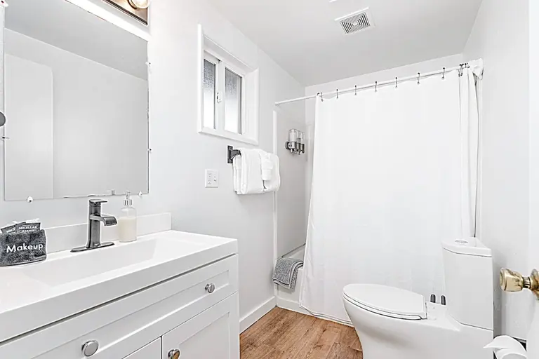 Bathroom with a tub in Tidal House Chalet 2.