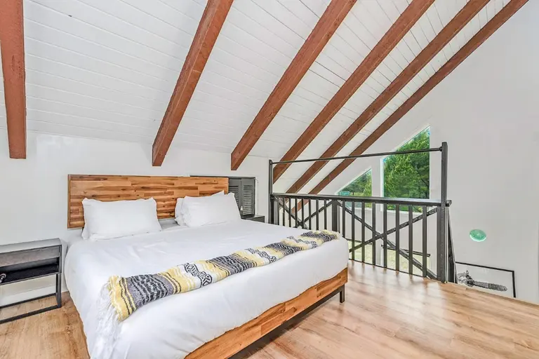 Loft bedroom in Tidal House Chalet 3.