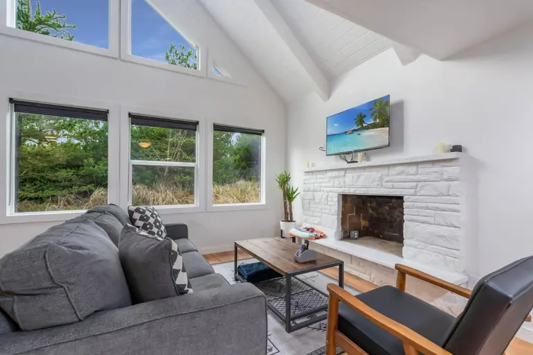 Living room and fireplace in Tidal House Chalet 4.