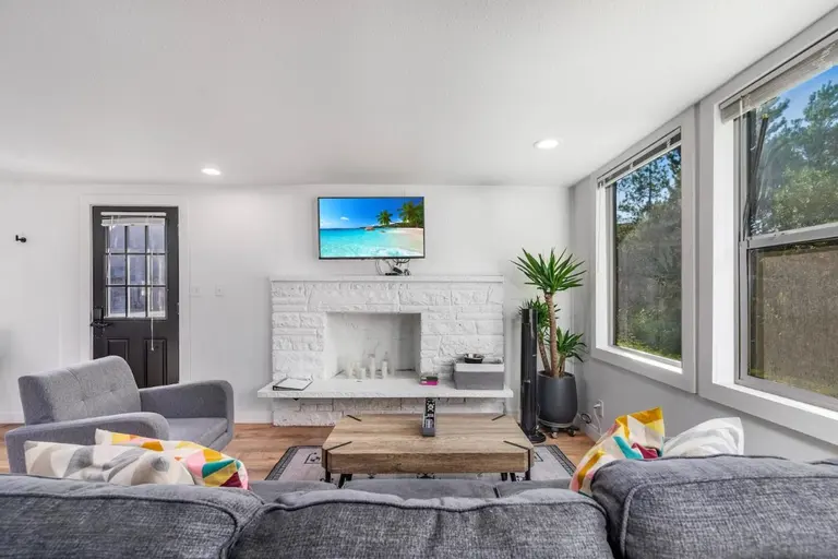 Living room and fireplace in Tidal House Chalet 5.