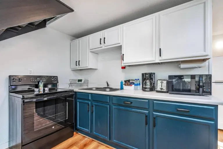 Blue and white kitchen in Tidal House Chalet 5.