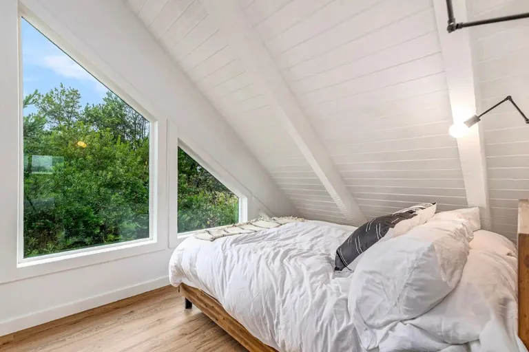 Window-side upstairs bedroom in Tidal House Chalet 6.