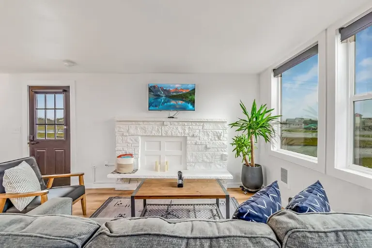 Living room and fireplace in Tidal House Chalet 7.