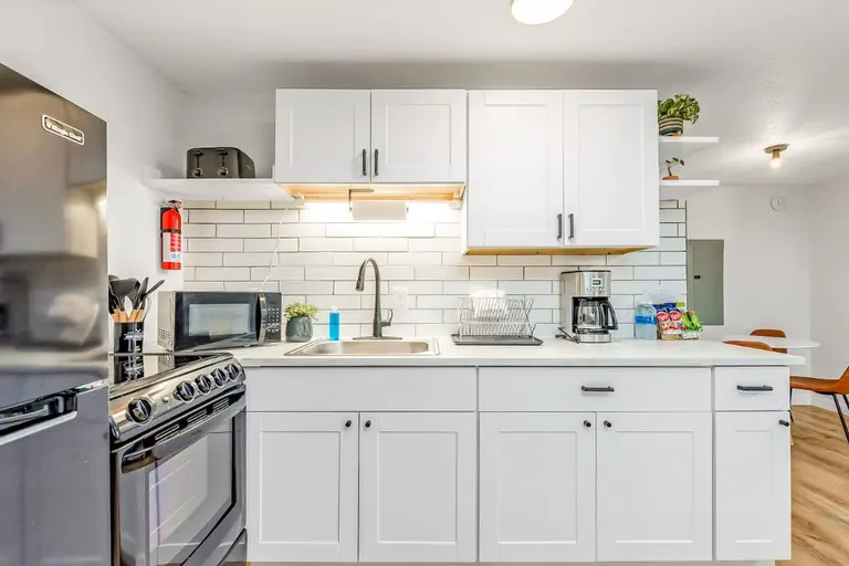 Full kitchen in Tidal House Chalet 7.