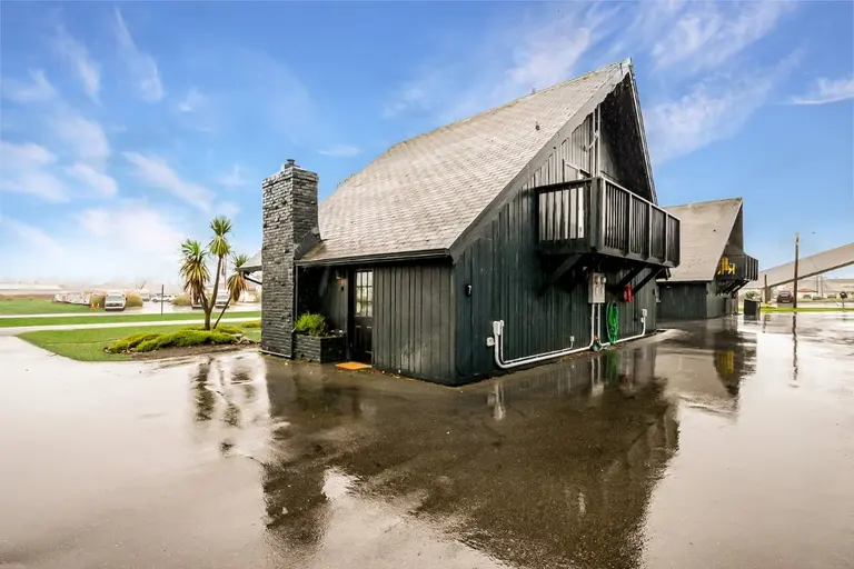 Exterior of Tidal House Chalet 7.
