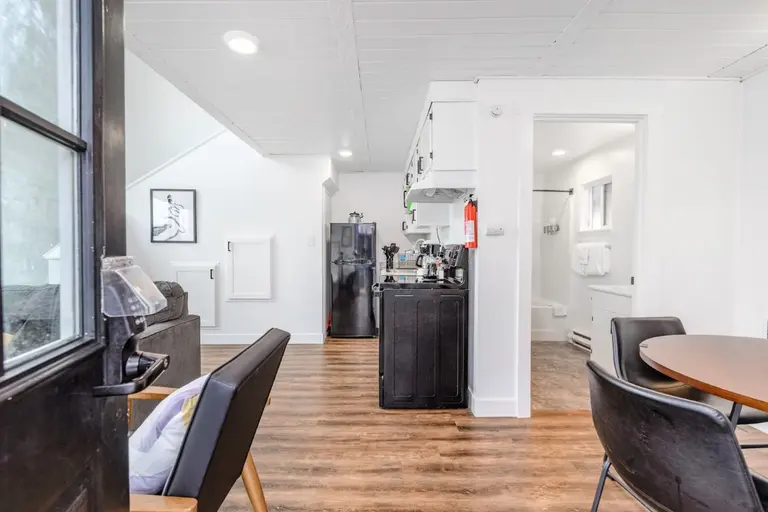 Entry and dining area in Tidal House Chalet 9.