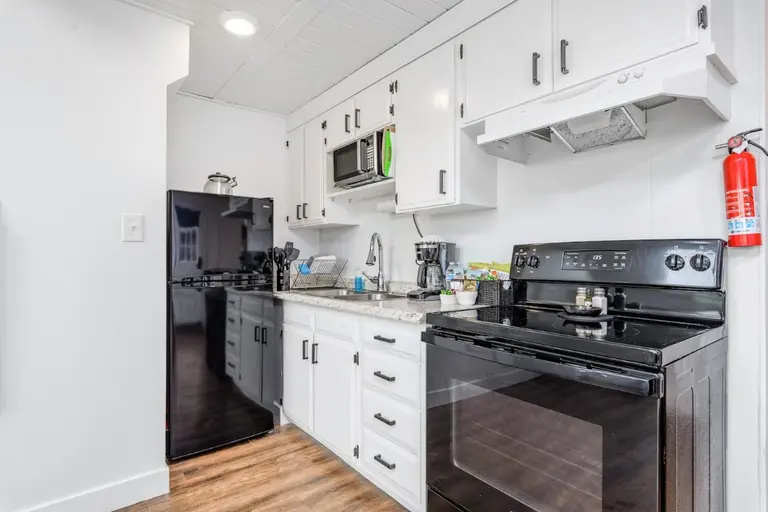 Full kitchen in Tidal House Chalet 9.
